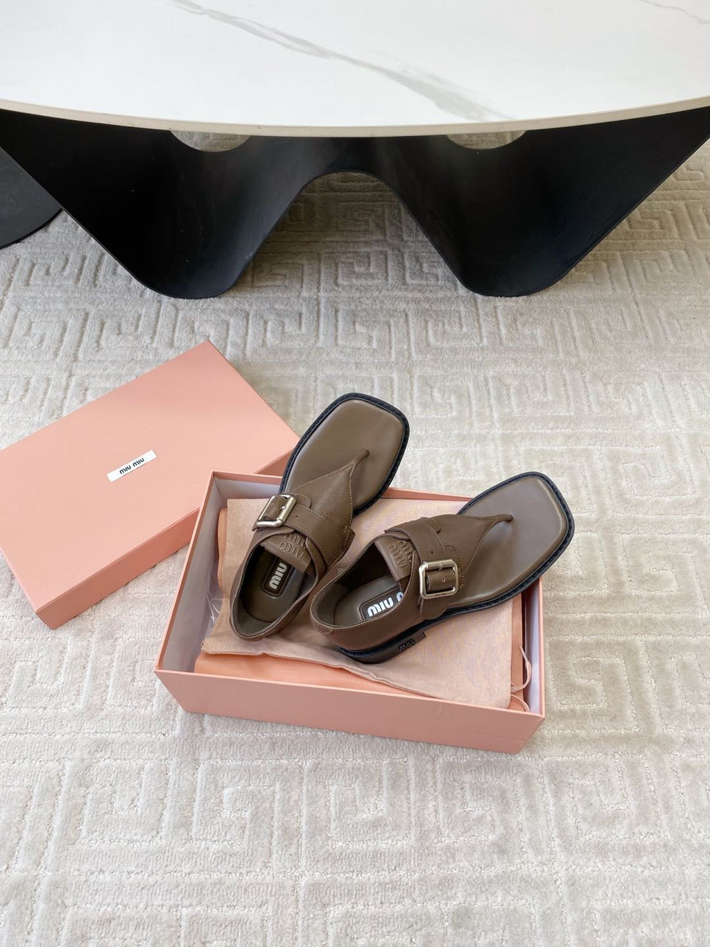 THONG SANDALS IN COFFEE BROWN LAMBSKIN WITH SILVER BUCKLE